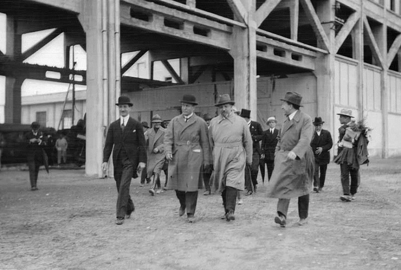 Mussolini inaugura la nuova avveniristica centrale elettrica.jpg