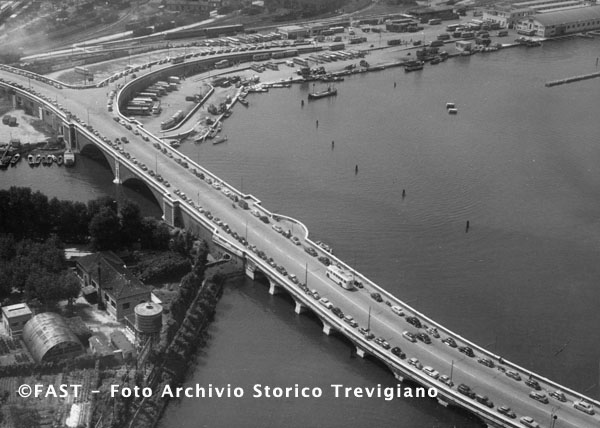 Venezia, il Ponte della Liberta in una ripresa aerea.jpg
