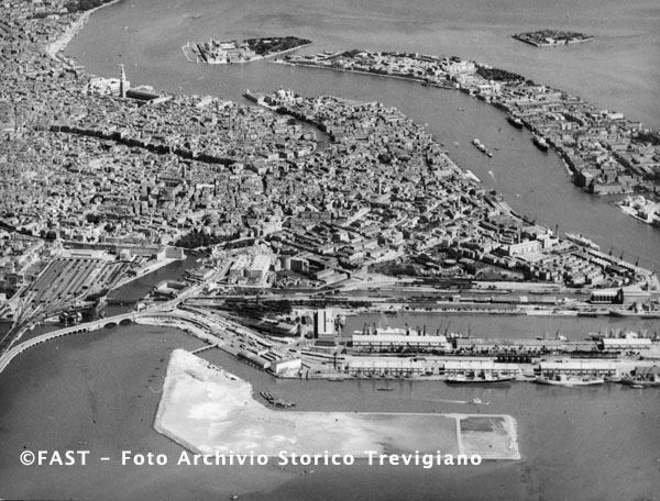 Venezia, ripresa aerea del Tronchetto e della Stazione Marittima.jpg