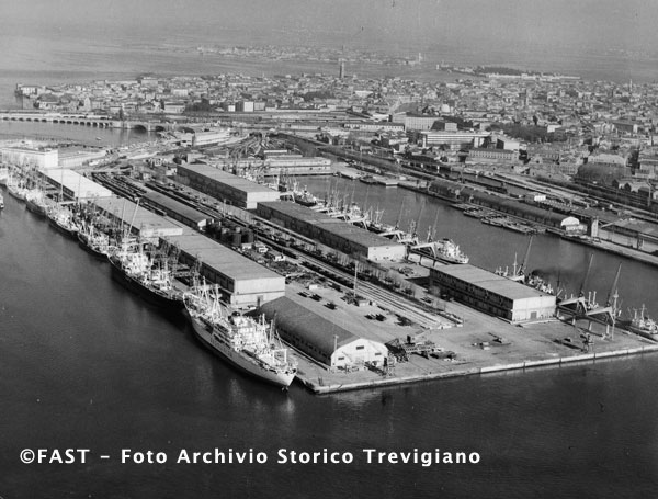 Venezia, ripresa aerea della stazione marittima.jpg