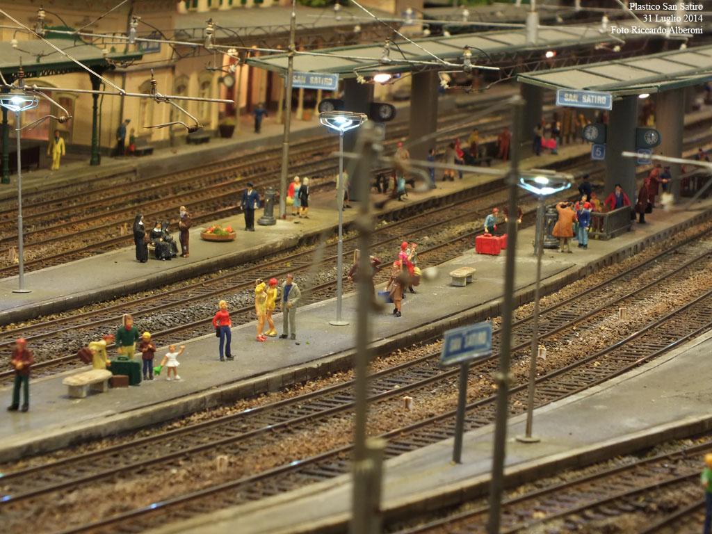 San Satiro con personaggi da canzone.JPG