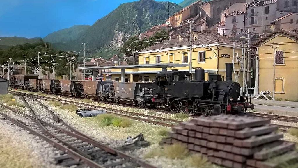 GR 835 con carri pietrisco 2.jpg