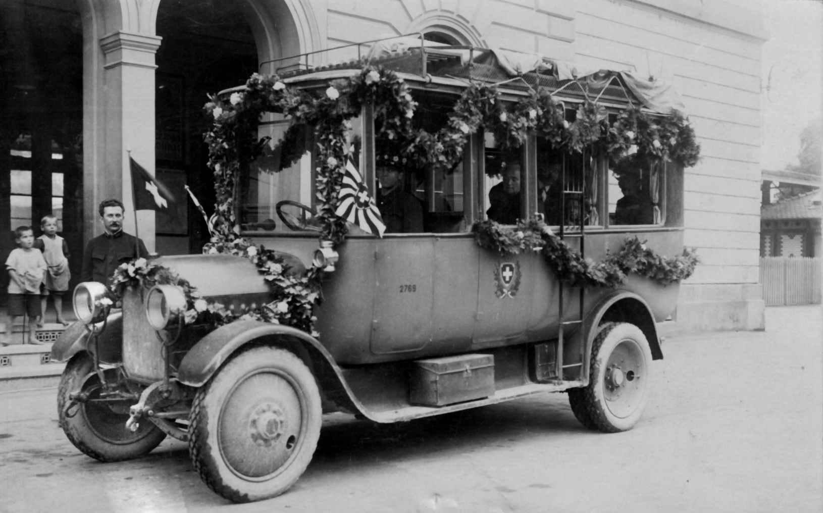 Frauenfeld_Postauto_bekr_nzt_vor_dem_Bahnhof.jpg