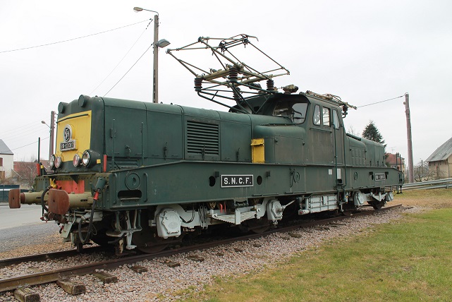 Locomotive_BB-12000,_à_l'entrée_de_Nouvion-sur-Meuse..jpg