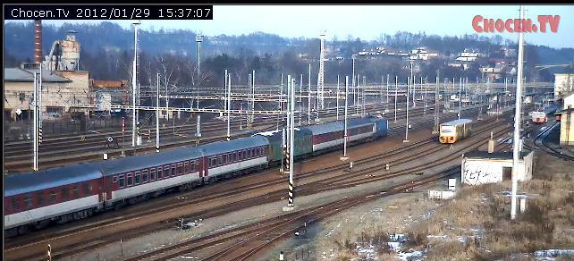 Chocen - 29-01-2012 treno passeggeri multicolore.JPG