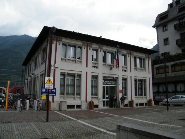 Dogana in stazione.jpg