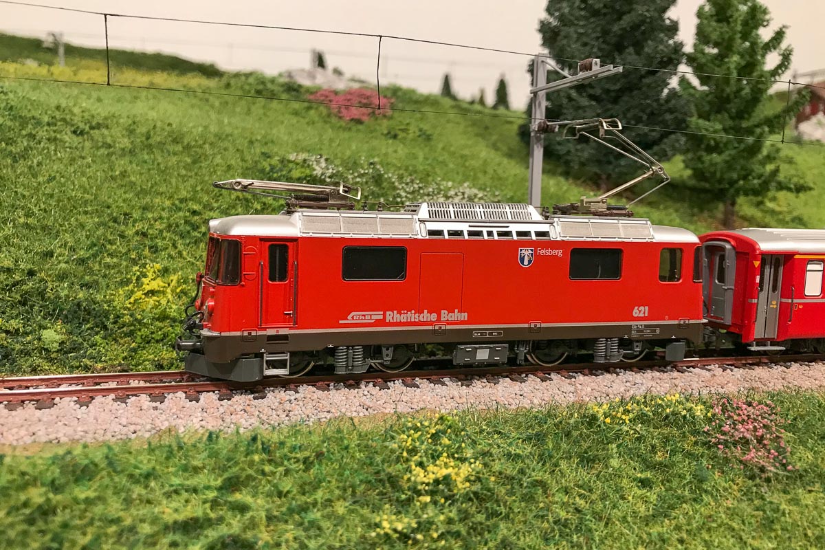 convoglio passeggeri livrea rossa con Ge 4-4 II n° 621-2.jpg