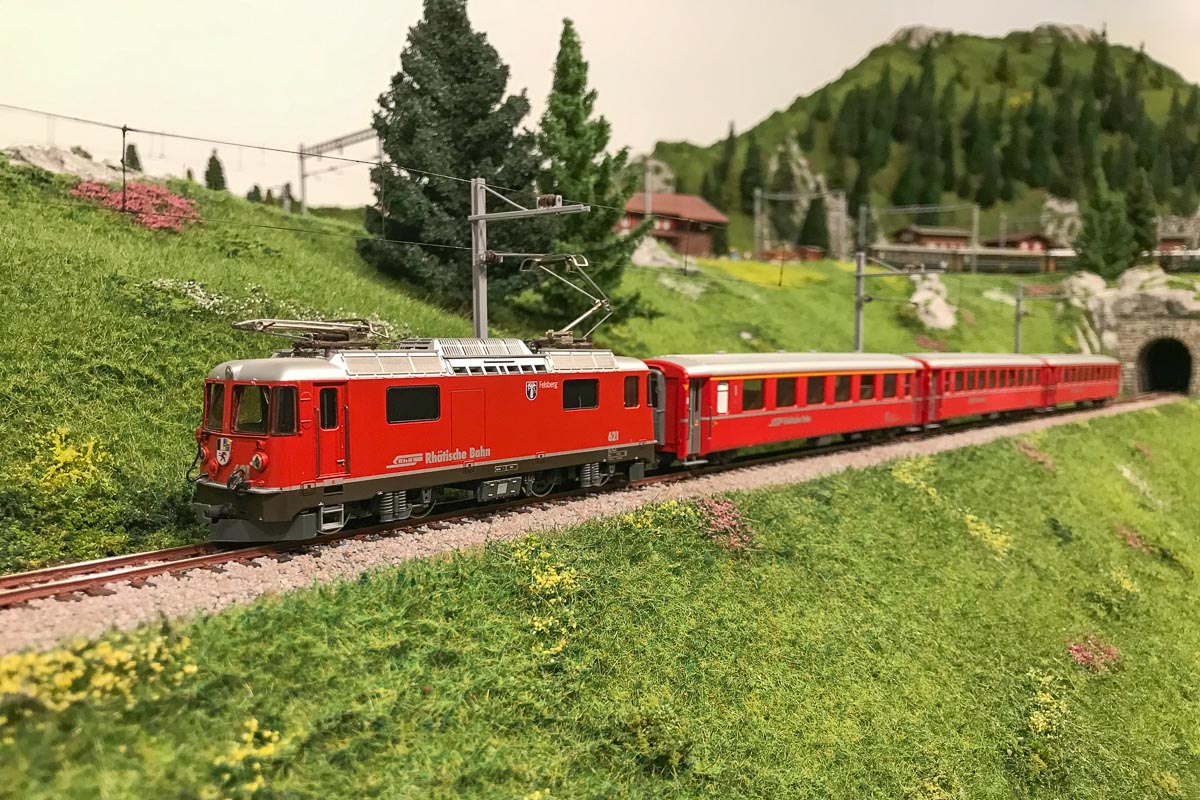 convoglio passeggeri livrea rossa con Ge 4-4 II n° 621-1.jpg