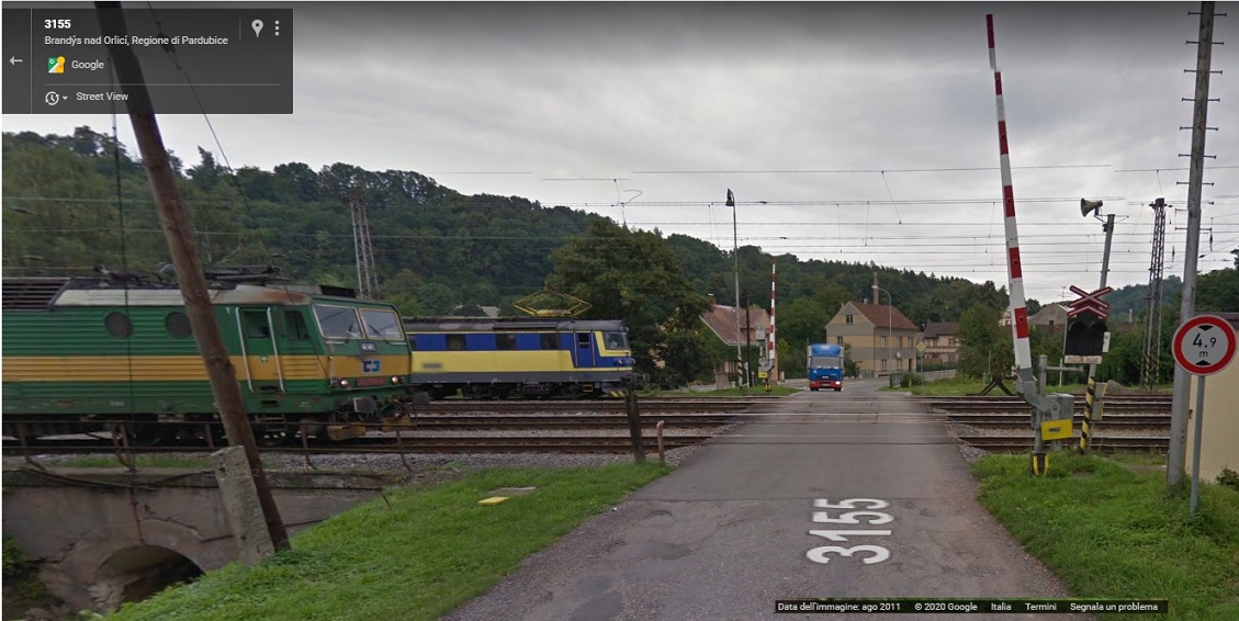 Due locomotive elettriche ad un PL.jpg