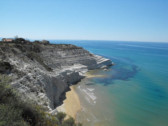 scogliera spiaggia.JPG