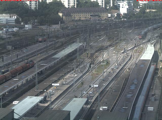 Stuttgart - 09-06-2012 un treno merci in partenza dalla stazione di testa.JPG