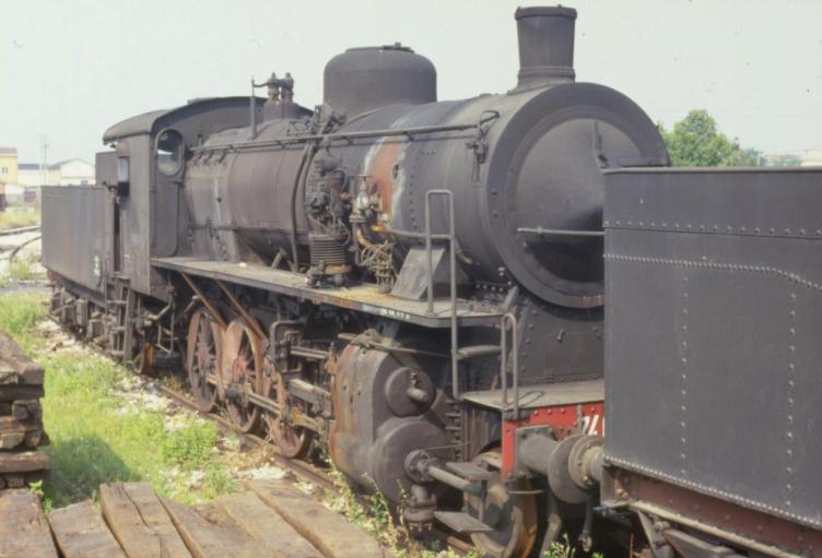 Locomotiva a vapore Gr. 740.261, completa ma in pessime condizioni di conservazione, accantonata presso il D.L. di Mestre il 22.08.1984..jpg