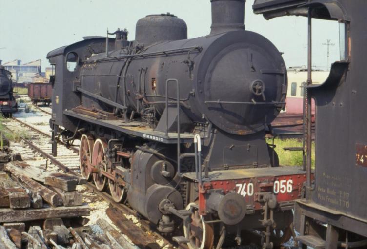 Locomotiva a vapore Gr 740.056 accantonata senza tender nel D.L. di Mestre il 22.08.1984..jpg