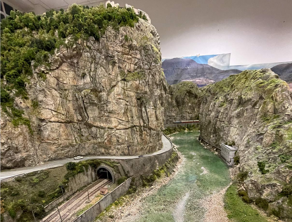 lato Nord chiusa di Ceraino.jpg