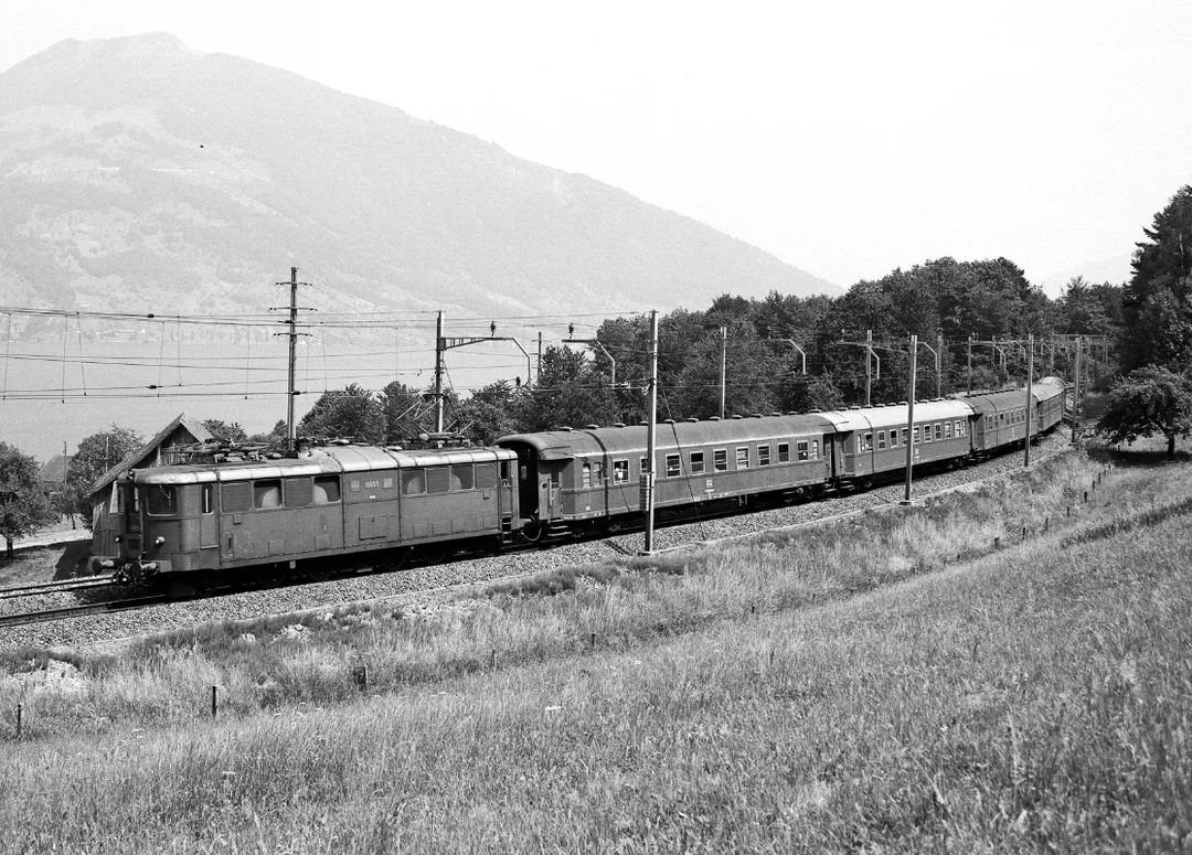 SBB Ae 4-6 10809 + FS wagen.jpg