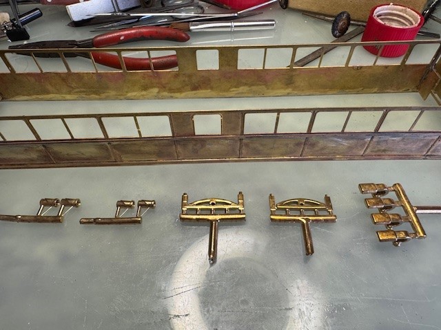 Preparazione fanali, supporti e relativi respingenti.jpg