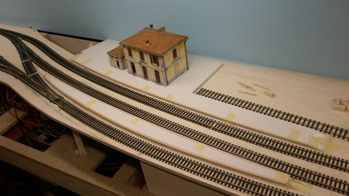 53.8 marciapiedi di stazione.JPG