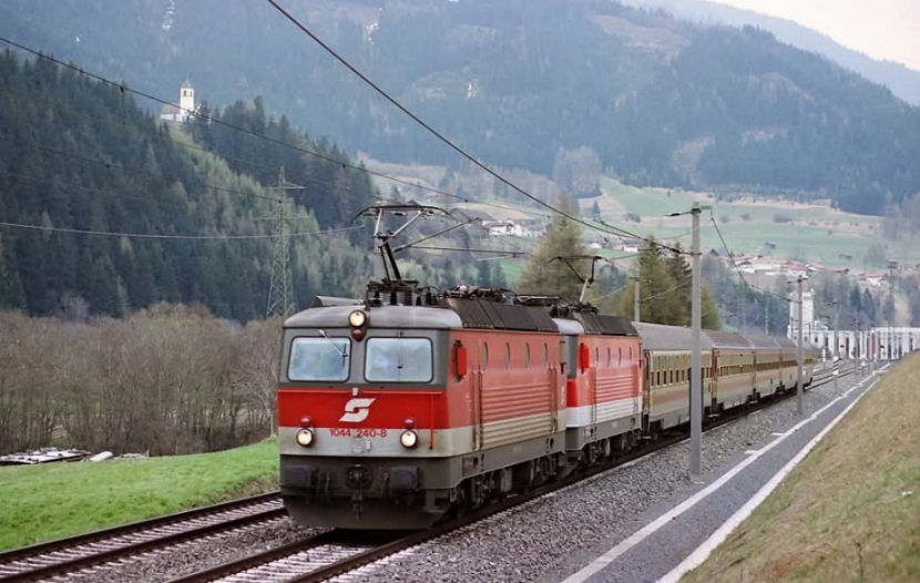 OBB Rh 1044 240 - 8 & 1044 219 - 2 + D 284  .jpg