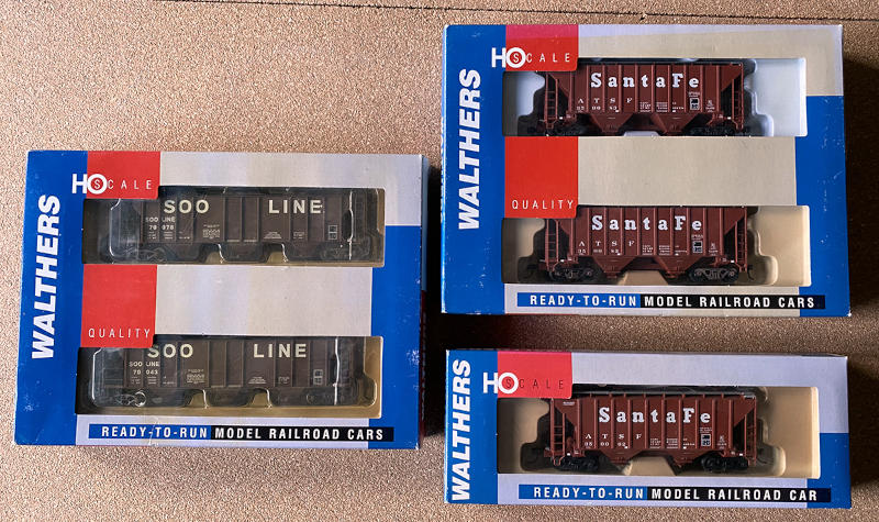 Walthers_5xCoveredHopper_a_small.jpg