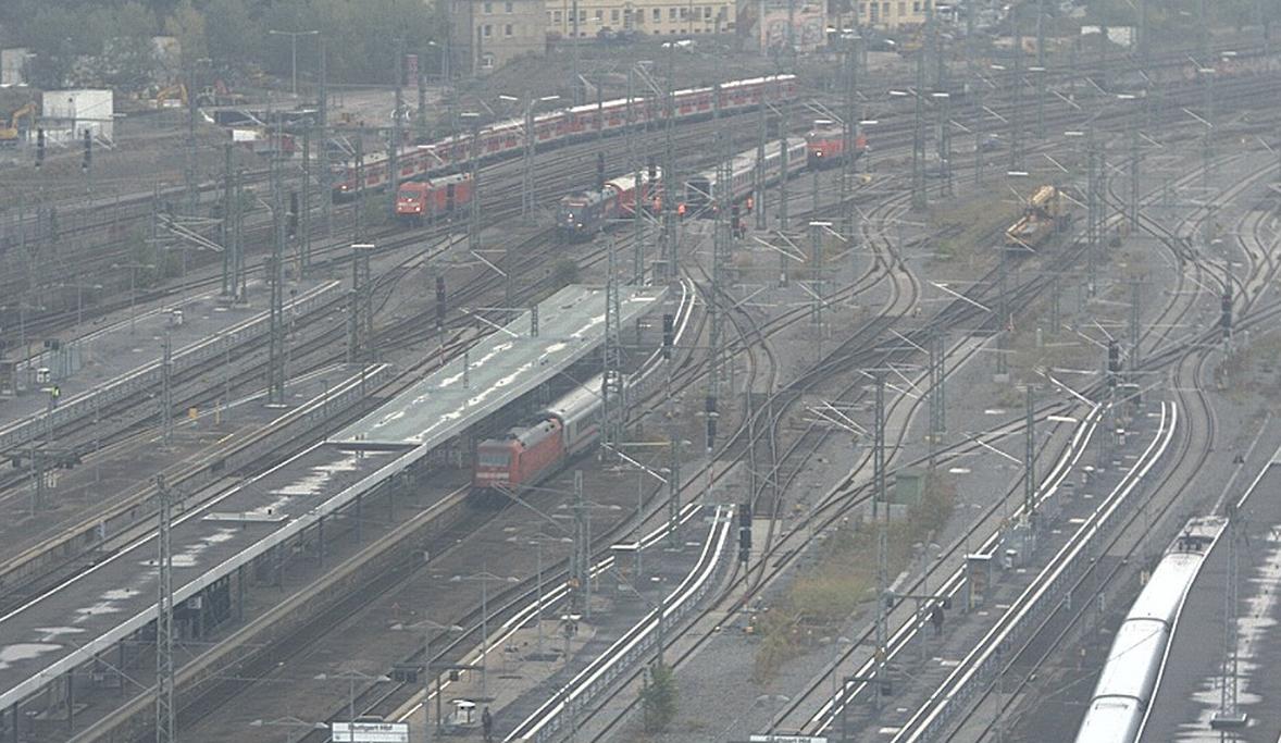 Stuttgart - 09-10-2012 portate via le altre carrozze restano le due deragliate.JPG