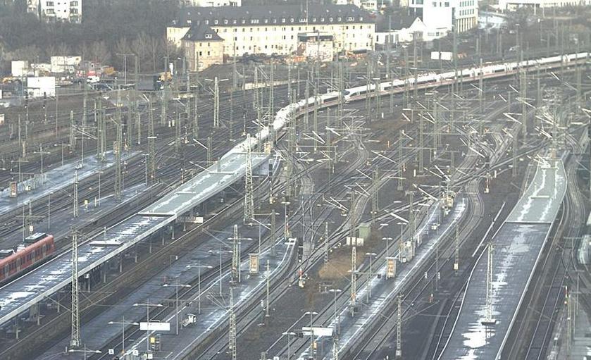 Stuttgart - 15-12-2012 doppia ICE in arrivo o partenza - tagliata.JPG