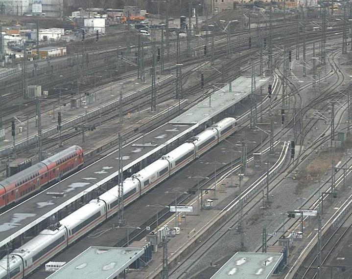 Stuttgart - 30-01-2013 ICE in partenza verso scambi ex deragliamento nel percorso non piu vietato.JPG