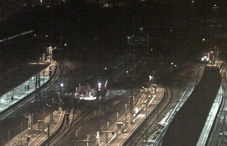 Stuttgart - 12-02-2013 recupero locomotiva deragliata - già allineata al binario.JPG