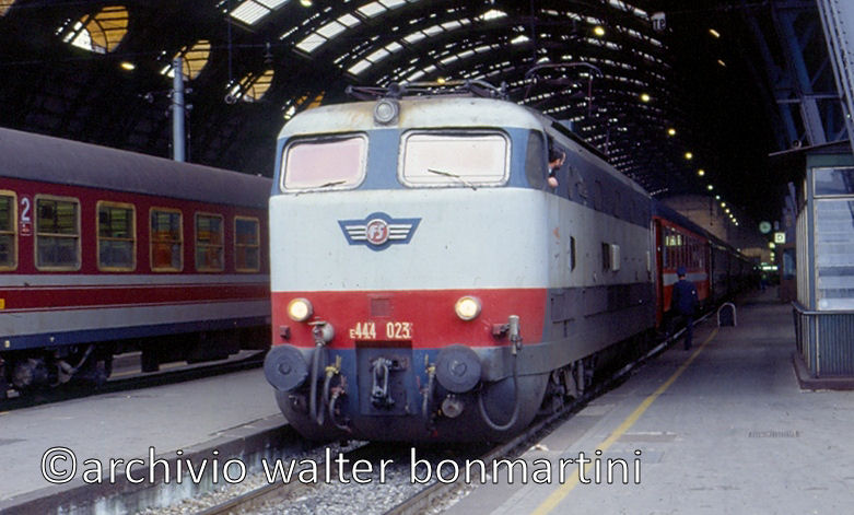E.444.023-inpartenzaconespressoperBruxelles-MilanoCe.anni80-diapositivaforum2G-archivioWalterBonmartini.jpg