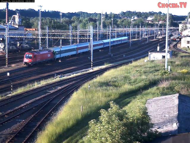 Chocen - 31-05-2013 Taurus con passeggeri - due locomotive diesel parcheggiate - merci fermo per precedenza - luce fra rotaia e massicciata.JPG