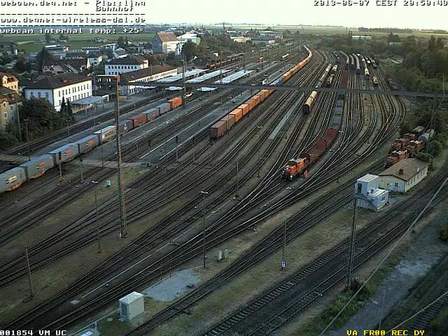 Plattling - 07-06-2013 precedenza fra treni containers verso Regensburg.JPG