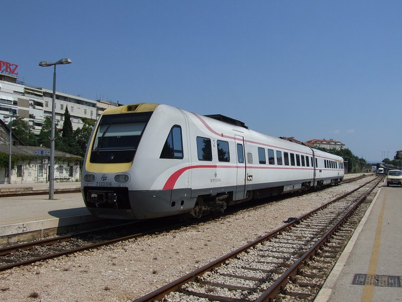 7123016split.jpg