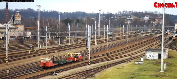 Chocen - 01-12-2013 carrello lavori rientra dal binario di corsa dispari - passeggeri si appresta alla partenza sul pari - segnale bianco di manovra per ricovero carrello - tagliata.JPG