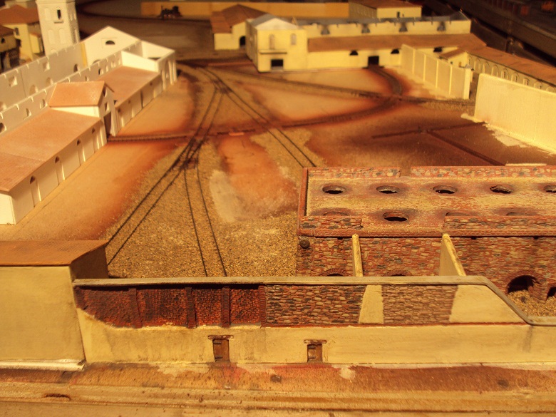 Muro cinta lato parco della rimembranza.JPG