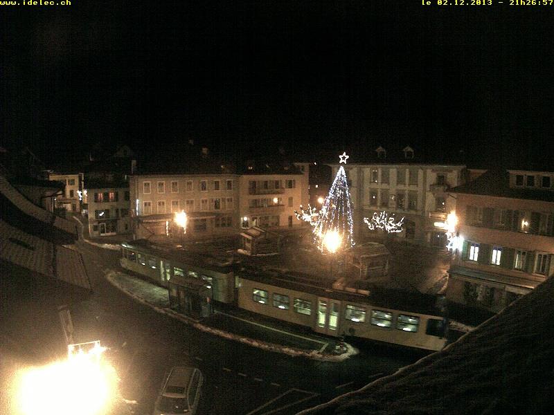 Bex - 02-12-2013 piazza con neve - albero di Natale - trenino.JPG