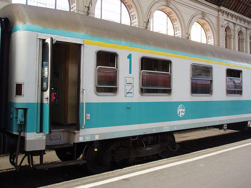 800px-Carrozza_Hrvatske_željeznice_classica.jpg