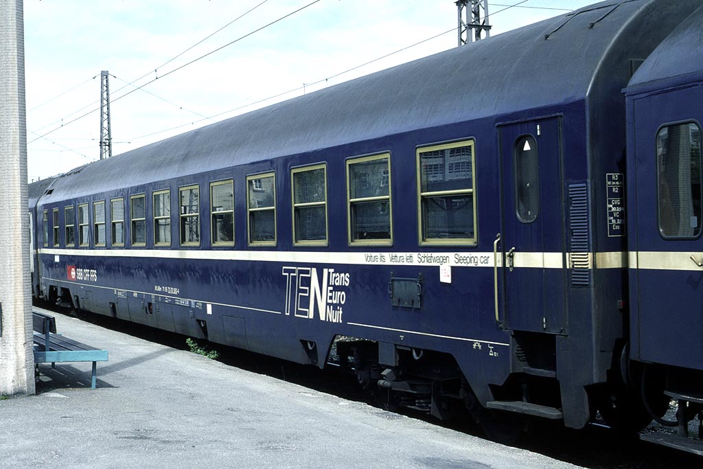 SBB_WLABm_MU_71_85_72-70_593-4__Muenchen_22_4_95.jpg