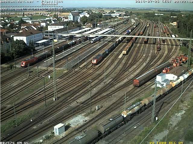 Plattling - 26-07-2014 ICE fa servizio viaggiatori su binario di precedenza sorpassando un merci mentre è in corso precedenza fra merci in senso opposto.JPG