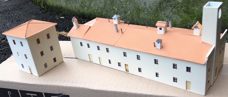 Casetta pierallini e torre dell'orologio.JPG