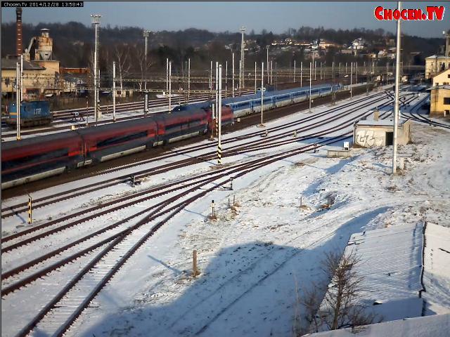 Chocen - 28-12-2014 incrocio frà due RailJet di cui uno in colori soliti e l' altro azzurro.JPG