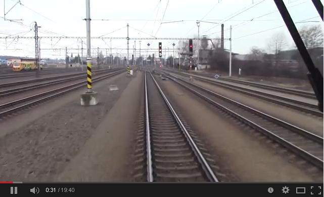 Chocen - 28-12-2014 dalla cabina in partenza verso Tyniste con segnale aperto a 50 km-h ed automotricette partie per Litomysl.JPG