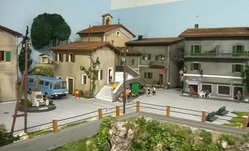 la piazza ed il monumento  RR.jpg