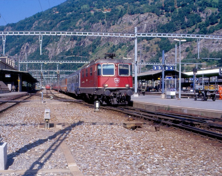 Copyright-SBB-Re 4_4-con EC a Briga-forum2G.archivio walterBonmartini foto WBonmartini.diapositiva..jpg