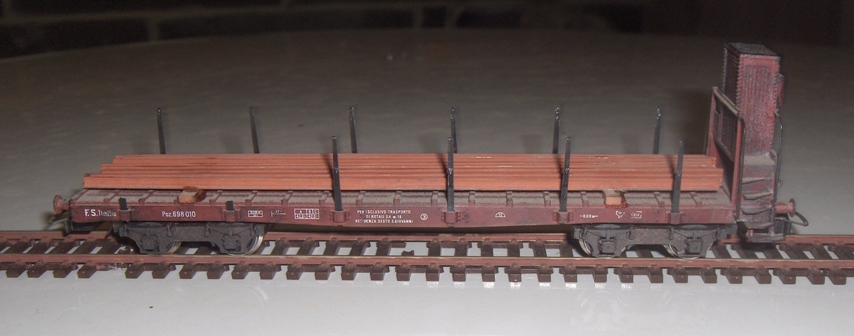 1986 - Carro pianale Poz con garitta e carico rotaie - Rivarossi - codice 2108.JPG