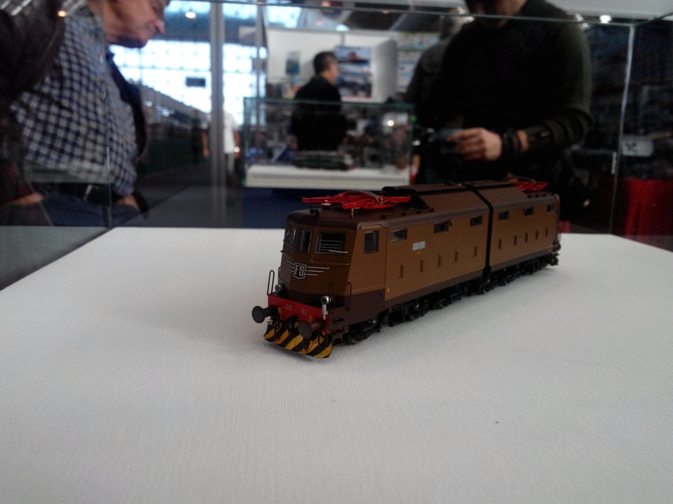 LE E645 102-r.jpg