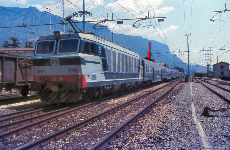 Copyright-E632_010-DirettoperMilanoconvettureapianoribassatoebagagliaicentrale-lecco-1984-08-22-forum2GarchivioWalterBonmartini-foto-WalterBonmartini......jpg